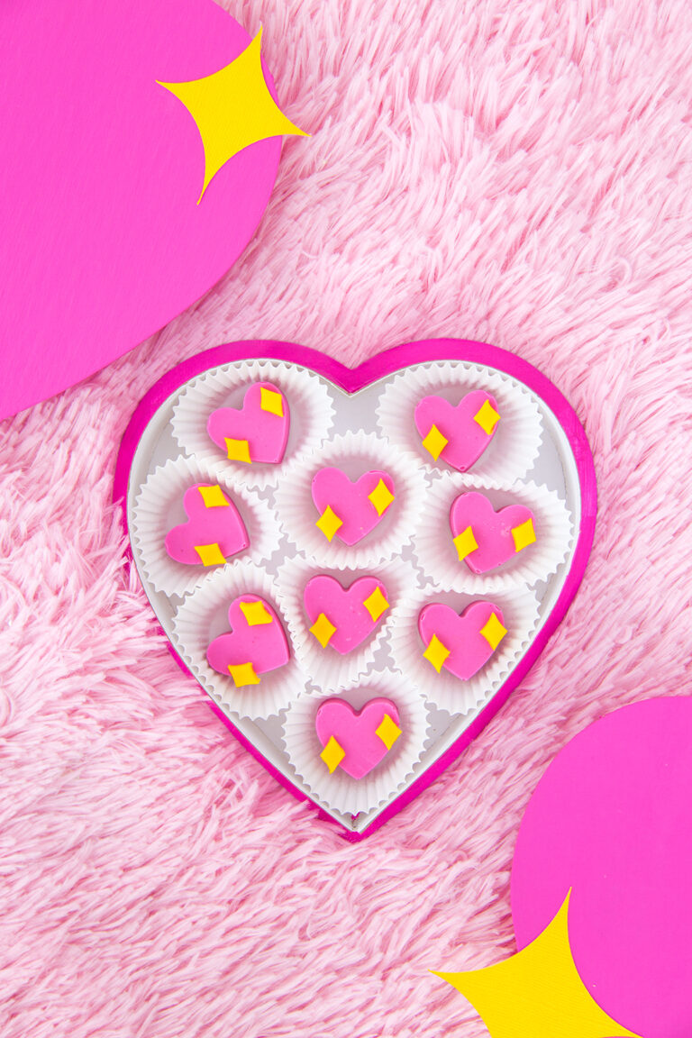 » DIY Emoji Heart Chocolate Valentine’s Box!
